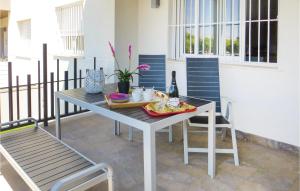 einen Tisch mit einem Tablett mit Speisen auf dem Balkon in der Unterkunft 2 Bedroom Cozy Apartment In Torrevieja in Torrevieja
