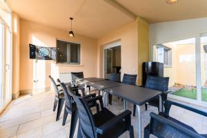 a dining room with a table and chairs at VILLA Formonte in Los Ángeles de San Rafael