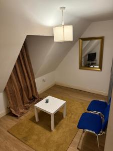 una habitación con una mesa y dos sillas y un espejo en Archway Court, en Londres 6 fotos más