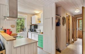 eine Küche mit weißen Schränken und einer grünen Insel in der Unterkunft Holiday Home Hc Møllersvej Nexø in Bedegård