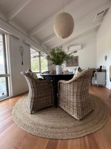 Χώρος καθιστικού στο Grape Farm Cottage with picturesque vineyard views +23 φωτογραφίες