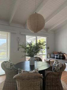 Χώρος καθιστικού στο Grape Farm Cottage with picturesque vineyard views