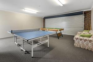 ein Zimmer mit einer Tischtennisplatte und einem Sofa in der Unterkunft Number 6 at The Bay in Apollo Bay