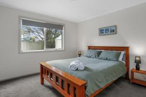 ein Schlafzimmer mit großem Bett und Fenster in der Unterkunft Number 6 at The Bay in Apollo Bay