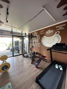 Dong Paloh Hostel的健身中心和/或健身设施