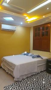 a bedroom with a large bed in a room at Casa da iluminada in Belém