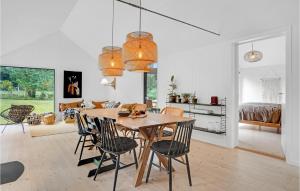 une salle à manger et un salon avec une table et des chaises dans l'établissement Stunning Home In Fårevejle With Kitchen, à Fårevejle