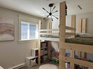 Postel nebo postele na pokoji v ubytování Bright Spacious Entire Home with Kids Backyard Set