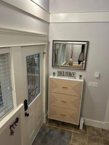 Fotografie z fotogalerie ubytování Bright Spacious Entire Home with Kids Backyard Set v destinaci Victoria