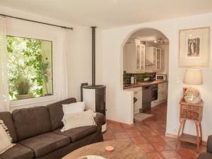 salon z kanapą i kuchnią w obiekcie Villa Martinet w mieście Carpentras