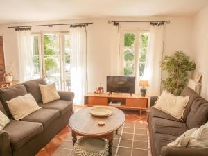 salon z 2 kanapami i stolikiem kawowym w obiekcie Villa Martinet w mieście Carpentras