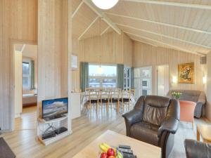 Μια τηλεόραση ή/και κέντρο ψυχαγωγίας στο 4 star holiday home in Ottendorf