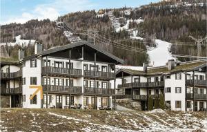 un grande edificio bianco con una stazione sciistica di Beautiful Apartment In Noresund a Noresund