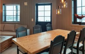 una sala conferenze con tavolo e sedie in legno di Beautiful Apartment In Noresund a Noresund