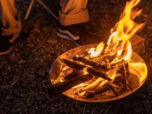 einen Teller Essen mit Feuer drauf in der Unterkunft Shikochu Base - Vacation STAY 76591v in Shikokuchuo