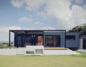 ein modernes Haus mit schwarzer Fassade in der Unterkunft Shikochu Base - Vacation STAY 76591v in Shikokuchuo