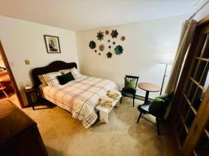 ein Schlafzimmer mit einem Bett, einem Tisch und einem Stuhl in der Unterkunft Cozy Cottage by the Lake in Albrightsville + 48 Fotos