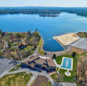 einen Luftblick auf ein großes Haus mit einem Pool in der Unterkunft Cozy Cottage by the Lake in Albrightsville