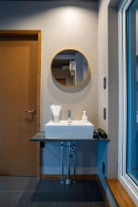 余市にあるThe Chateauの洗面台と鏡のあるバスルーム +146枚の写真