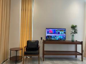 TV a/nebo společenská místnost v ubytování Field Villa Hoàng Diệu