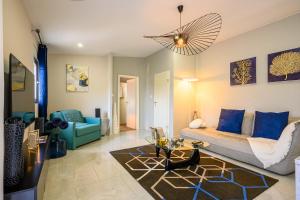 un soggiorno con un divano e un tavolo di Le Charles 1 a Montbéliard