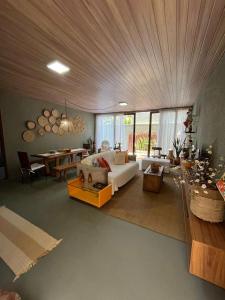 un soggiorno con un divano bianco e un tavolo di Villa Verde, casa charme a São Miguel dos Milagres