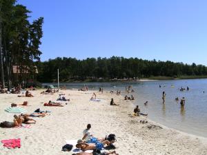 un grupo de personas tumbadas en una playa en Domus Dulcis, en Ribérac