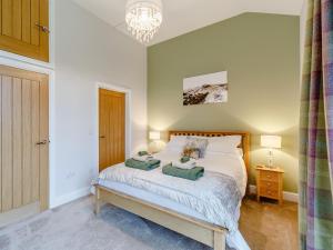 une chambre avec un lit avec deux oreillers dessus dans l'établissement Merry Burn Barn - Uk3325, à Falstone