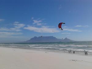 Galeriebild der Unterkunft Port House in Bloubergstrand