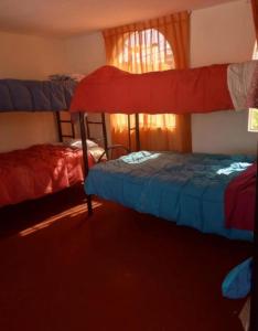 ein Schlafzimmer mit zwei Etagenbetten und einem Fenster in der Unterkunft La casa de Lulu in Miraflores