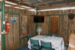 TV a/nebo společenská místnost v ubytování Injune Motel