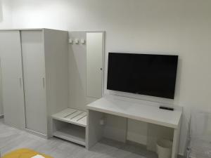 TV a/nebo společenská místnost v ubytování Picaflor Art & Rooms