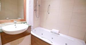 Ванная комната в Harbour Heights Hotel