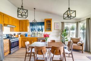 Η κουζίνα ή μικρή κουζίνα στο Water-View Home with Hot Tub in Lake Elsinore!