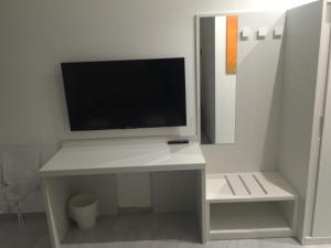 TV a/nebo společenská místnost v ubytování Picaflor Art & Rooms