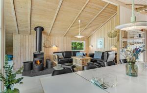 Posezení v ubytování Amazing Home In Rudkøbing With Sauna
