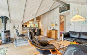 ホにあるHoliday Home Nørballevej Ivのソファとテーブルのあるリビングルーム