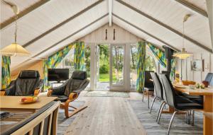 ホにあるHoliday Home Nørballevej Ivのテーブルと椅子のあるリビングルーム