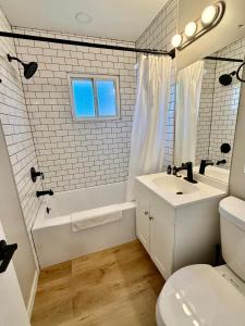 Ένα μπάνιο στο Joslyn 5-One Bdrm walk to UNMC