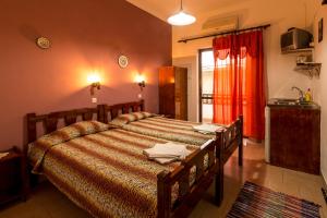 Postel nebo postele na pokoji v ubytování Savas Rooms