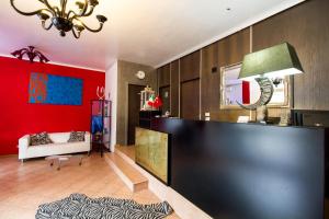 kuchnia i salon z czerwoną ścianą w obiekcie Art Hotel w mieście Mirano