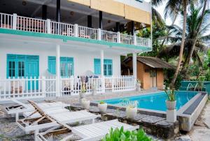Bazén v ubytování Asanka Surf House & Resturant nebo v jeho okolí