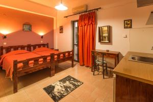 Postel nebo postele na pokoji v ubytování Savas Rooms