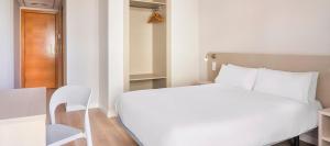 Postel nebo postele na pokoji v ubytování Hotel Andalucía