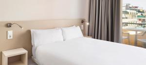 Postel nebo postele na pokoji v ubytování Hotel Andalucía
