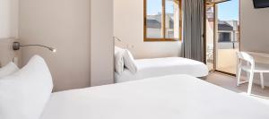 Postel nebo postele na pokoji v ubytování Hotel Andalucía
