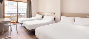 Postel nebo postele na pokoji v ubytování Hotel Andalucía