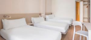 Postel nebo postele na pokoji v ubytování Hotel Andalucía