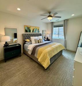 Ένα ή περισσότερα κρεβάτια σε δωμάτιο στο Fall Fairways Retreat - PGA West 3BD - Golf Cart