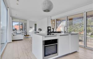 Η κουζίνα ή μικρή κουζίνα στο Three-Bedroom Holiday Home In Dronningmolle